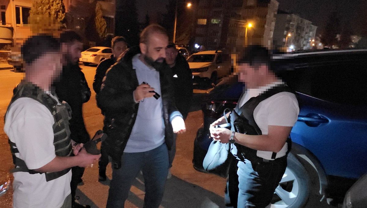 Çelik yelek ve oyuncak tabancayla sokağa çıktılar! Vatandaşları korkutan 2 şüpheli gözaltına alındı Çelik yelek ve oyuncak tabancayla sokağa çıktılar! Vatandaşları korkutan 2 şüpheli gözaltına alındı