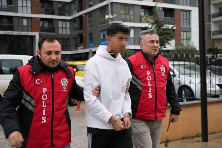 Katil zanlısı 15 yaşındaki E.A., emniyetteki işlemleri sonrası adliyeye sevk edildi. E:A., çıkarıldığı mahkemede tutuklanmıştı.