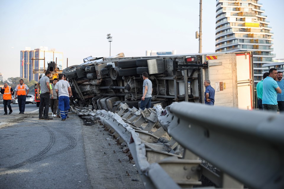 Otoyolda arızalanan İETT otobüsüne çarpan meyve yüklü kamyon devrildi - 1