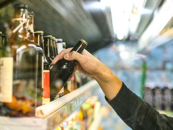 ingiltere nin ilac duzenleyicisi alkol kullanimi ile covid 19 asilarinin etkisi arasinda hicbir baglanti yok saglik haberleri ntv