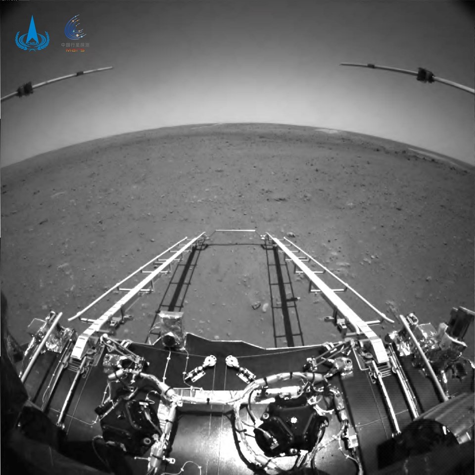 Çin, Mars keşif aracının Kızıl Gezegen’de çektiği ilk fotoğrafları yayınladı - 1