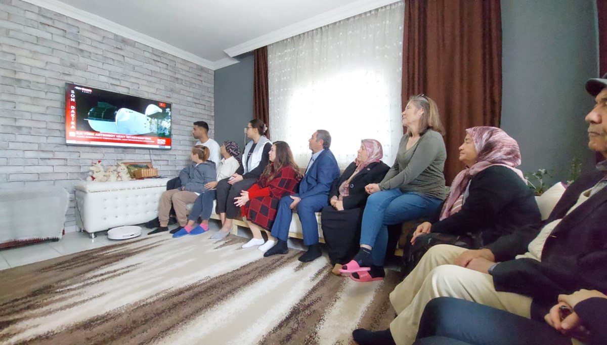Alper Gezeravcı'nın yakınları kapsülün istasyona kenetlenmesini heyecanla izledi Alper Gezeravcı'nın yakınları kapsülün istasyona kenetlenmesini heyecanla izledi