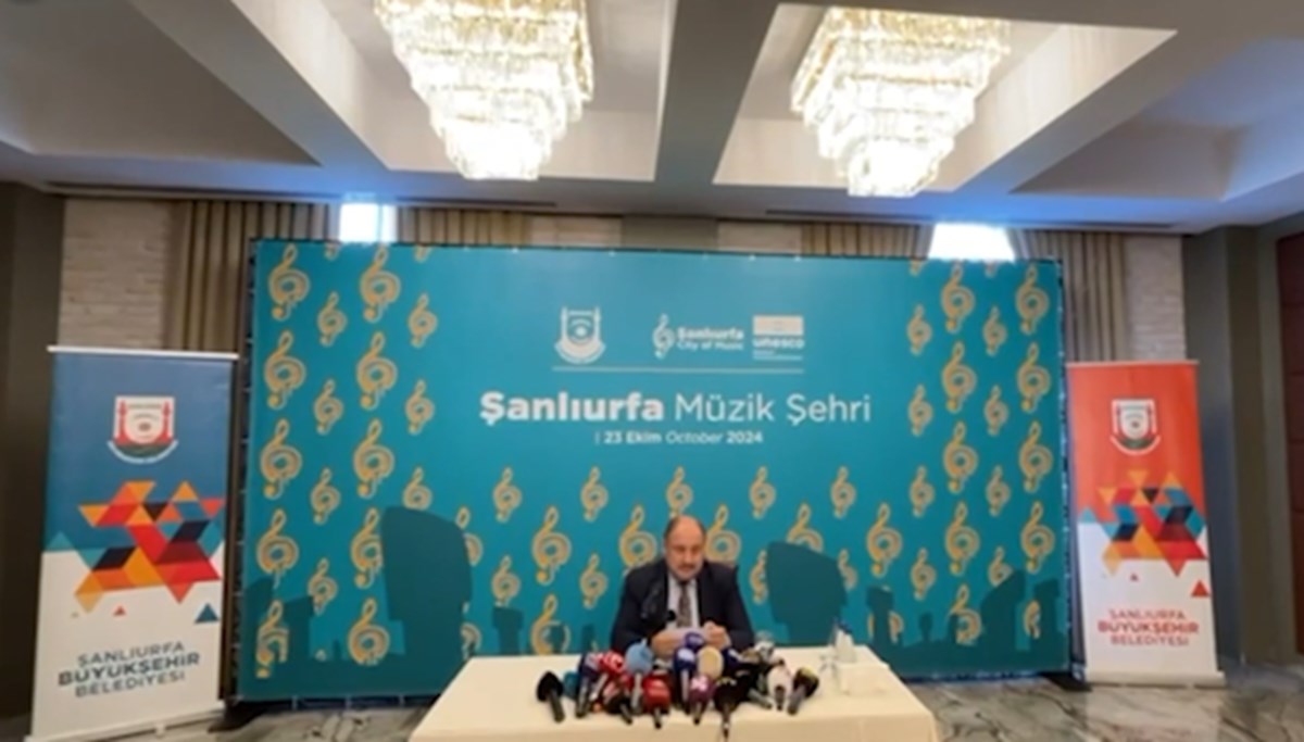 Belediye Başkanı açıklama yaptığı sırada depreme böyle yakalandı Belediye Başkanı açıklama yaptığı sırada depreme böyle yakalandı