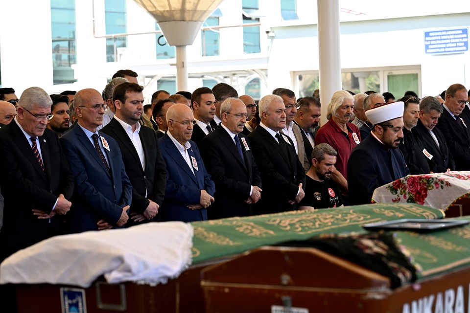 Kılıçdaroğlu, CHP İzmir Milletvekili Özkan'ın annesinin cenazesine katıldı - 1