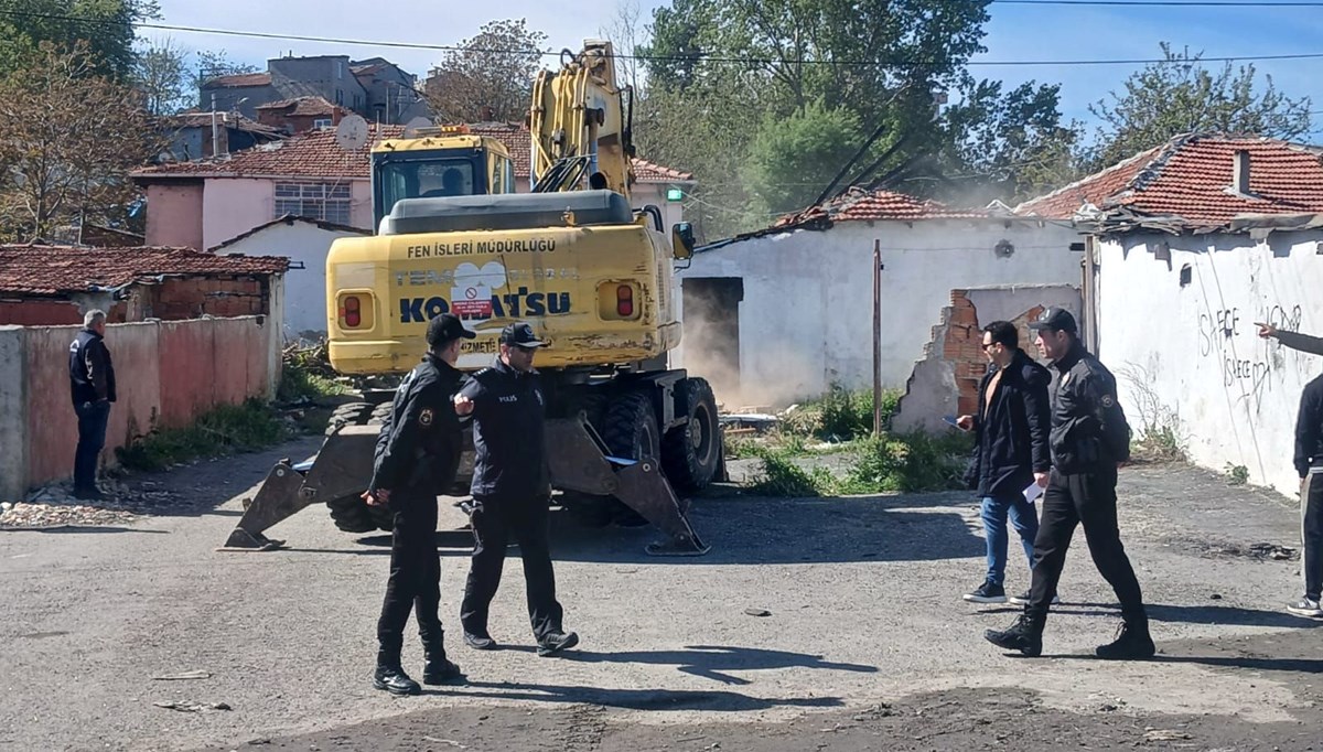 Tekirdağ'da 10 metruk bina yıkıldı Tekirdağ'da 10 metruk bina yıkıldı
