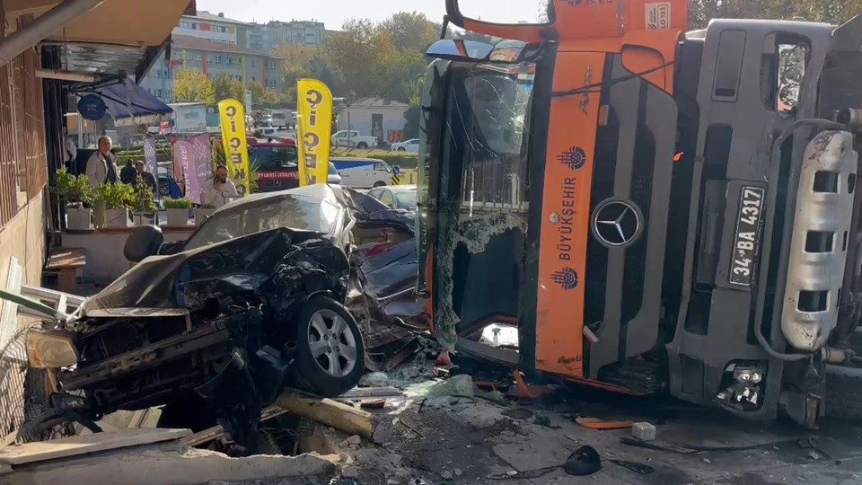 Yokuş aşağı kayan yol bakım aracı 8 araca çarptı: 3 kişi yaralandı - 1