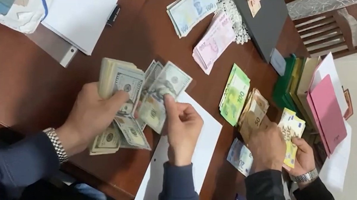 Adreslerde yapılana aramalarda 3 milyon 700 bin 414 lira değerindeki altın ve paraya el konuldu.