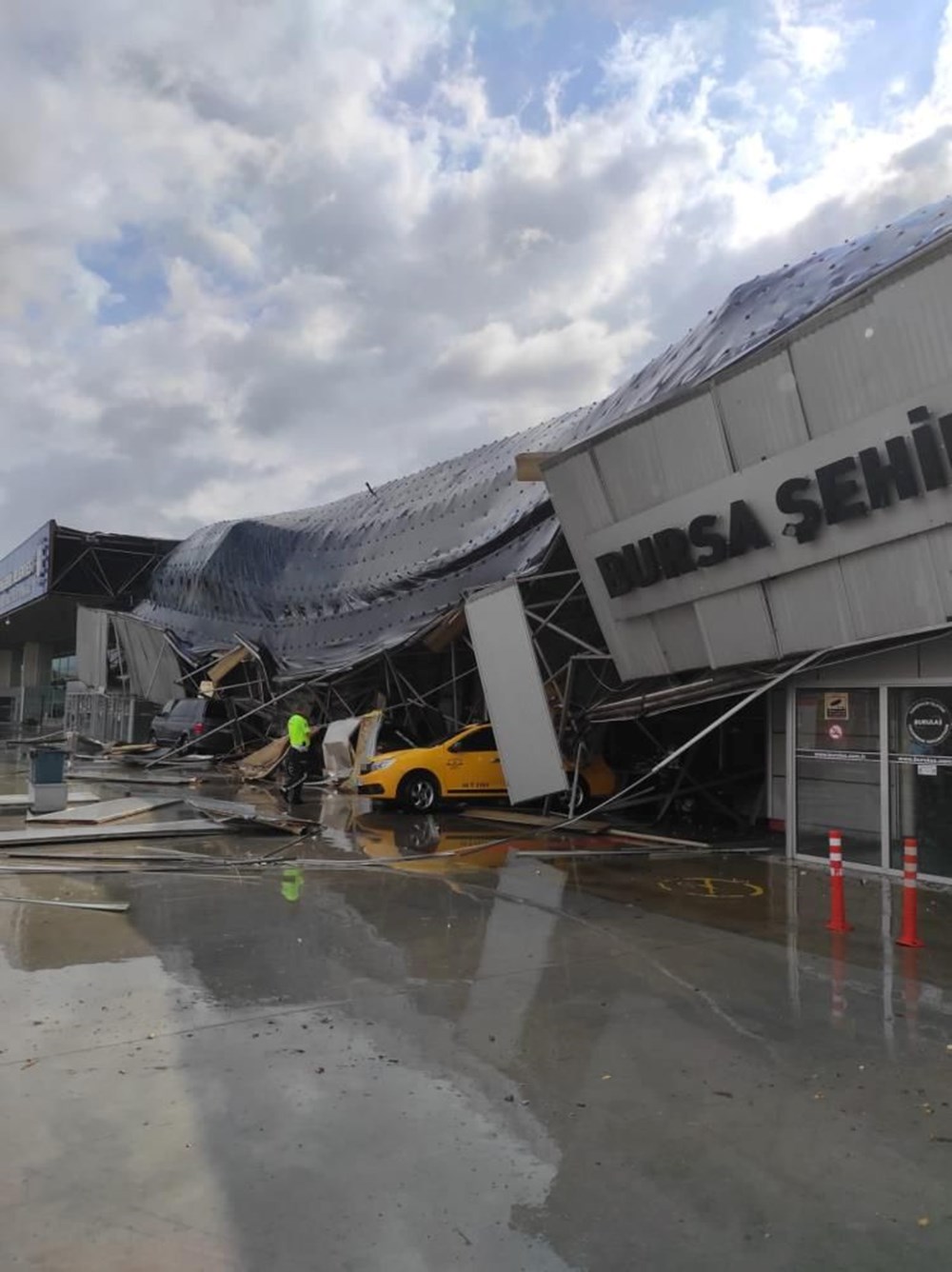 Bursa'da sağanak ve fırtına: Otobüs terminaline yıldırım düştü - 4