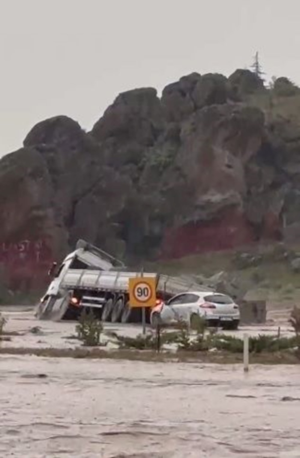Nevşehir-Aksaray kara yolu sel nedeniyle trafiğe kapandı - 5