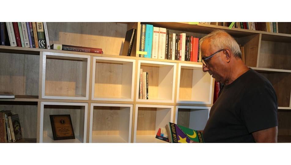 Ataol Behramoğlu'ndan 7 bin kitap bağışı