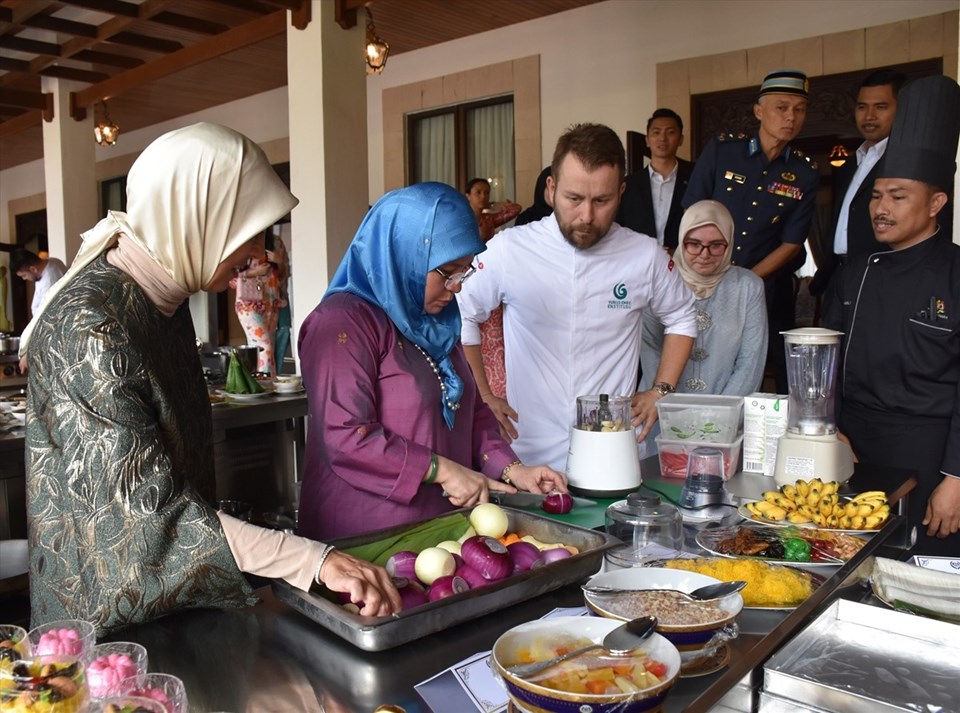 Şef Ömür Akkor, Malezya Kraliçesi'ne Türk mutfağını tanıttı - 2