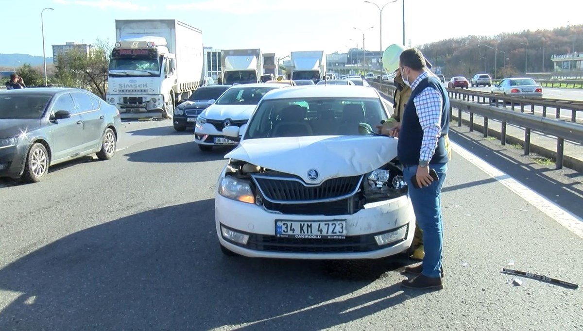 TEM'de kaza: Kamyon İETT otobüsüne arkadan çarptı