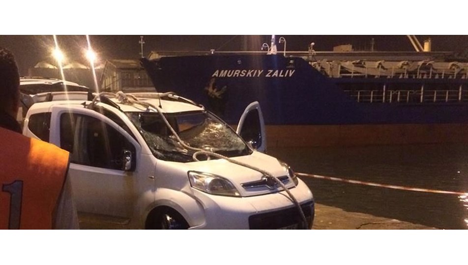 Balıkesir'de otomobil denize düştü
