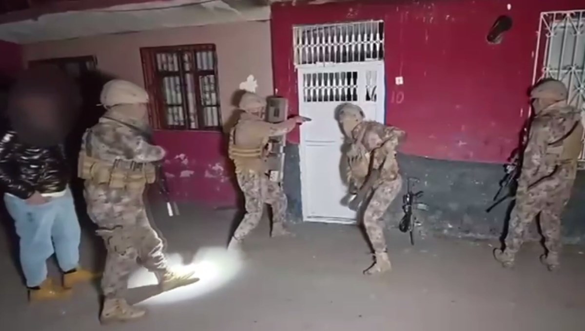 Adana'da uyuşturucu operasyonu: Firari hükümlüler yakalandı Adana'da uyuşturucu operasyonu: Firari hükümlüler yakalandı