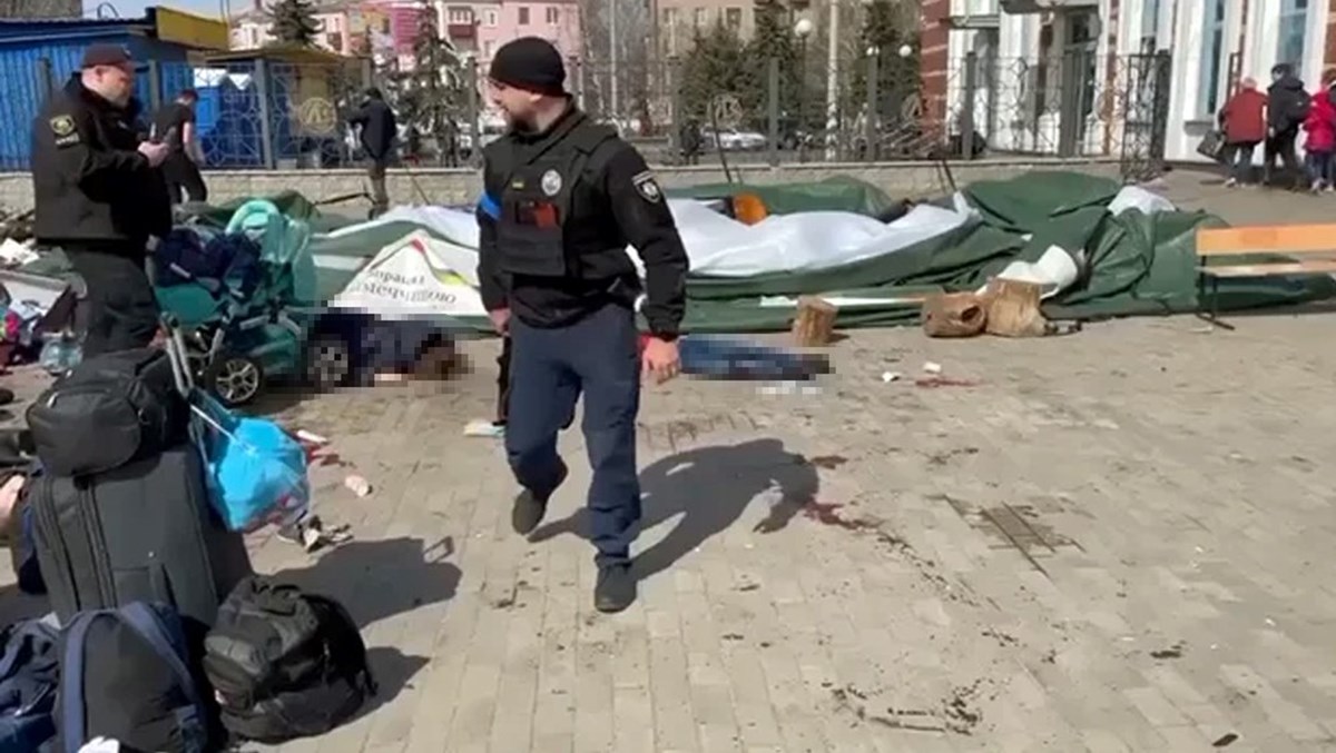 Donestk Valisi, saldıradan önce tren istayonunda 4 binden fazla kişinin bulunduğunu açıkladı.