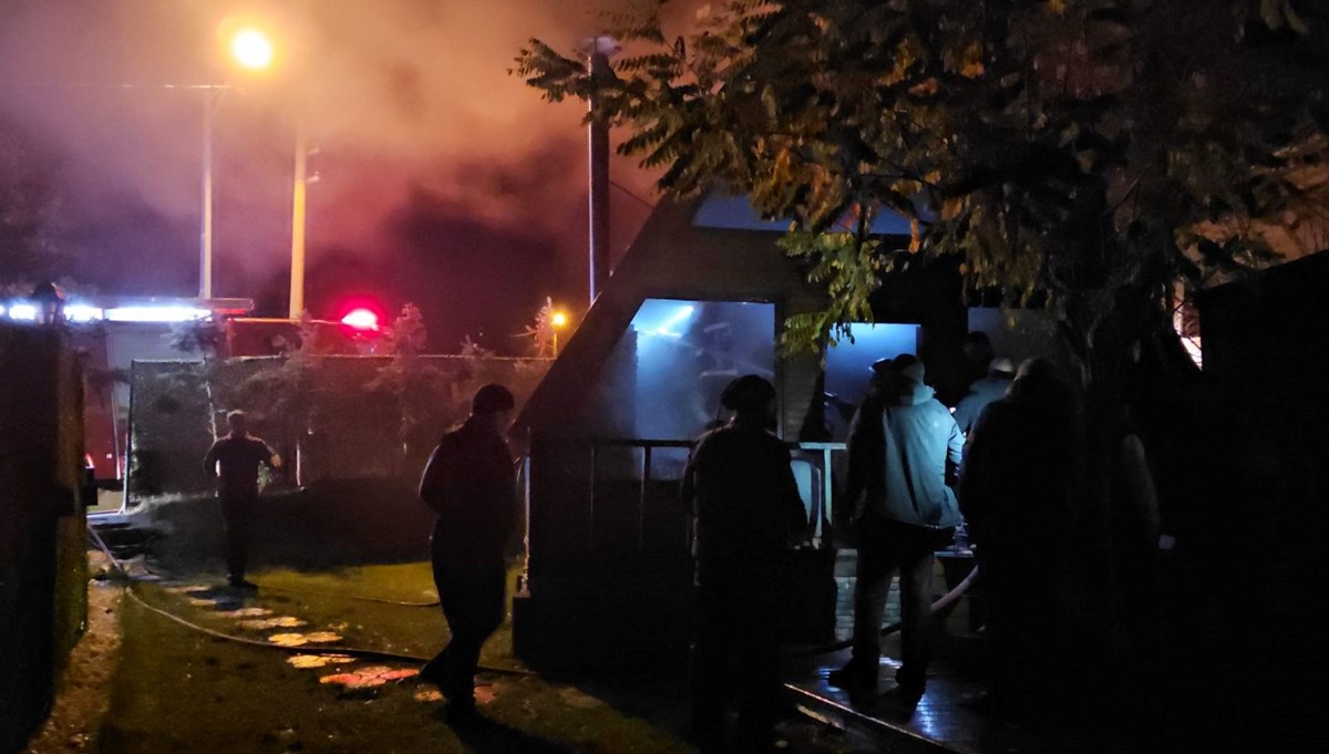 Sapanca’da bungalov ev alevlere teslim oldu Sapanca’da bungalov ev alevlere teslim oldu
