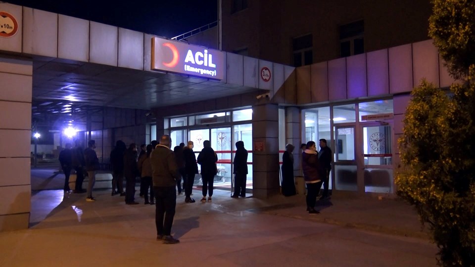 Hastanede acil servis "izole hastalar" nedeniyle kapatıldı: Sağlık görevlileri özel kıyafet giydi - 1