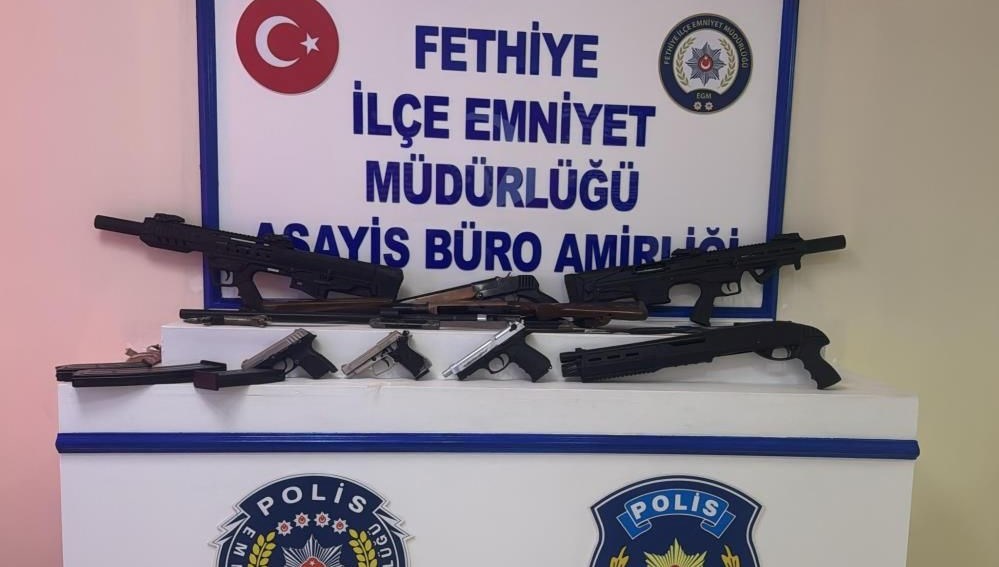Fethiye’de şüpheli çantadan silah çıktı