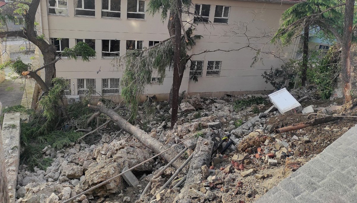 Beyoğlu'nda istinat duvarı okulun bahçesine çöktü: 3 bina tahliye edildi Beyoğlu'nda istinat duvarı okulun bahçesine çöktü: 3 bina tahliye edildi