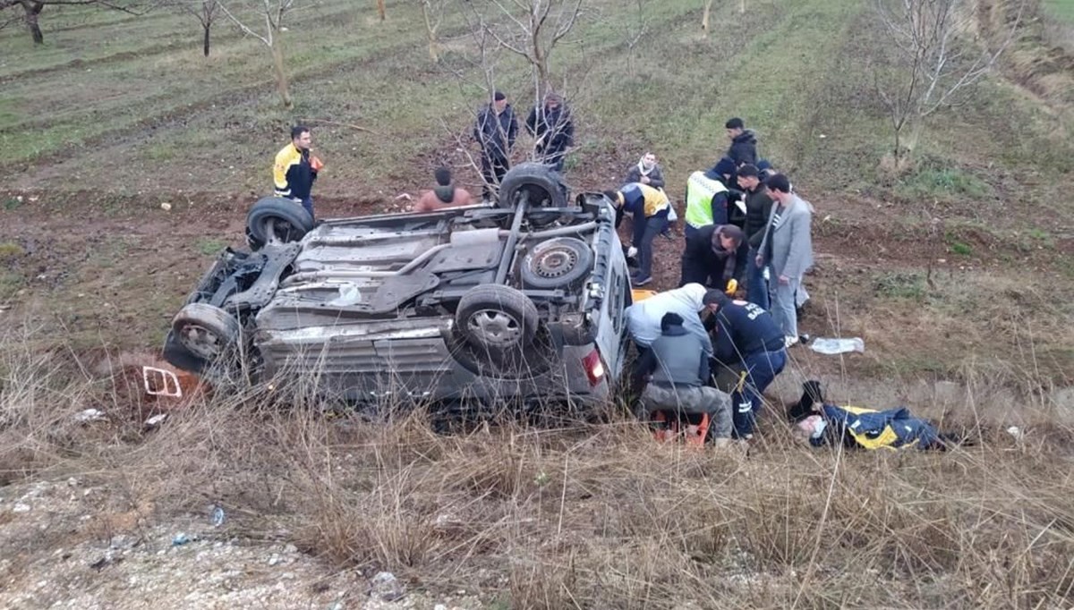 Lastiği patlayan otomobil şarampole uçtu: 8 yaralı