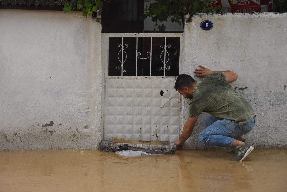İzmir'de sağanak: Dereler taştı, evleri su bastı (İzmir hava durumu) - 6