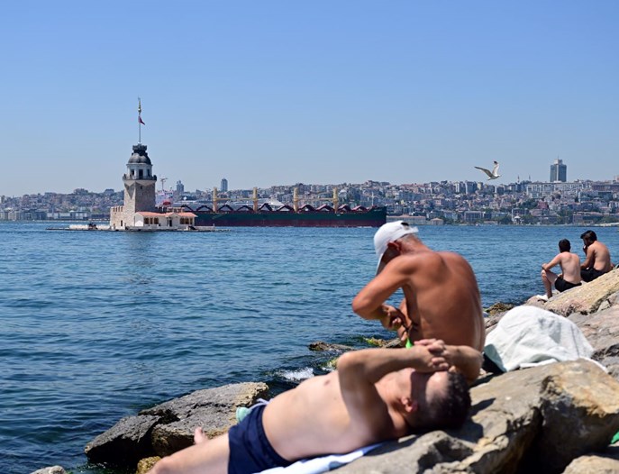 Sıcak havadan bunalan sahil ve parklara koştu