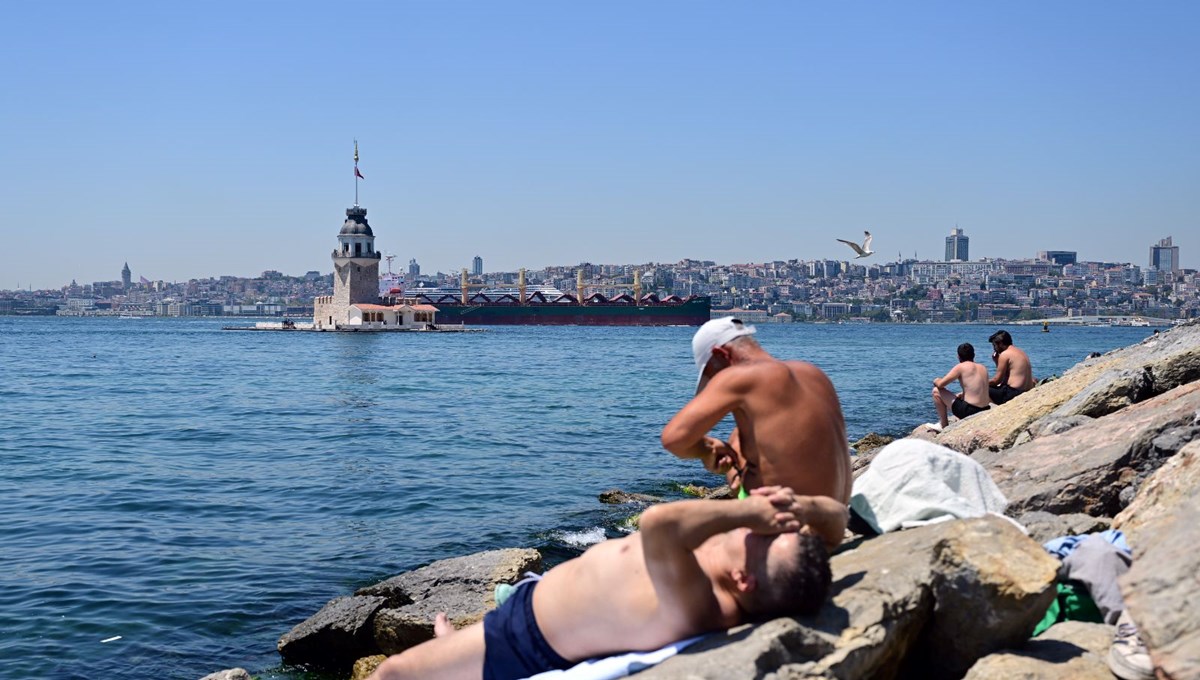 Sıcak havadan bunalan sahil ve parklara koştu