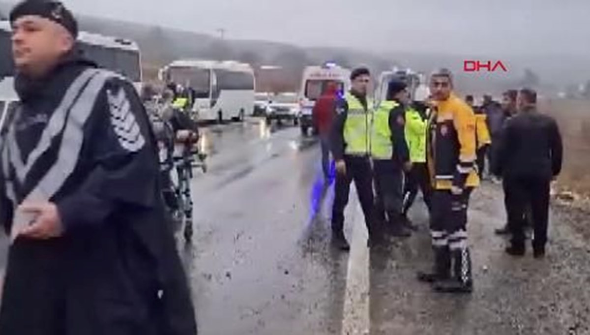 Kütahya'da işçi servisi şarampole devrildi: 1 ölü, 8 yaralı Kütahya'da işçi servisi şarampole devrildi: 1 ölü, 8 yaralı