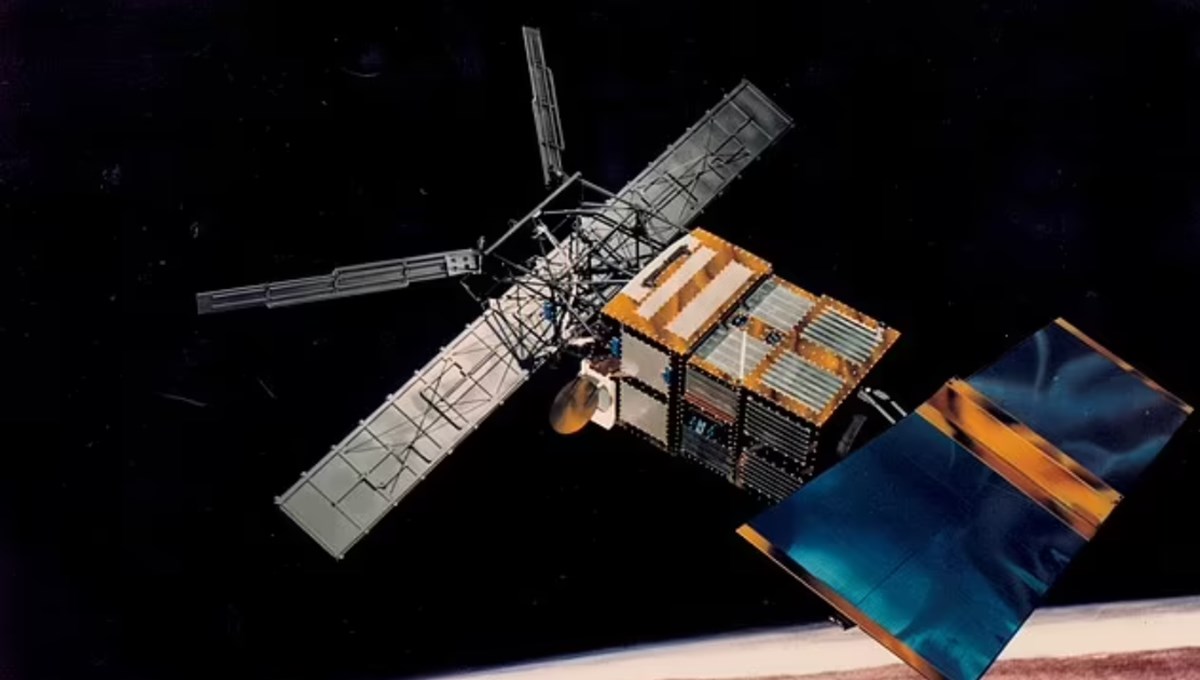 Uzmanlar uyardı: 2 tonluk uydu bugün Dünya'ya düşecek!