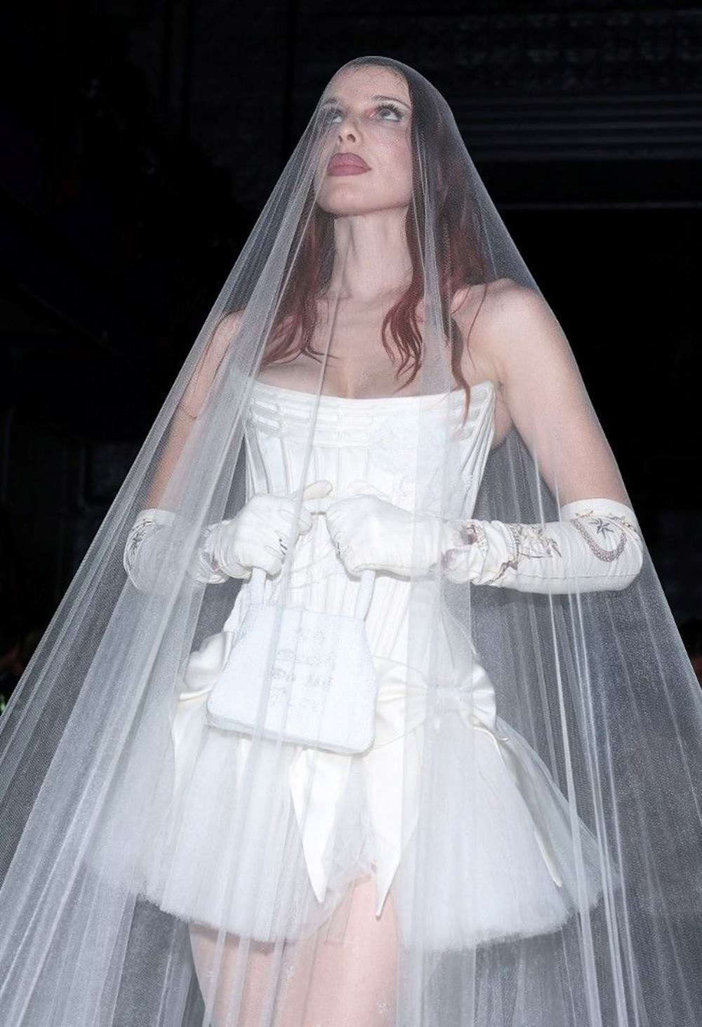Julia Fox New York Moda Haftası defilesini gelinlikle seyretti - 5