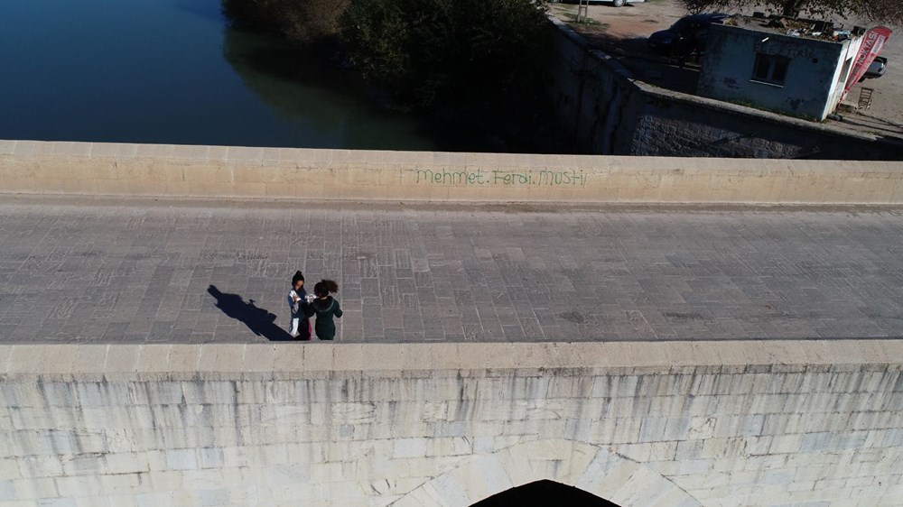 Misis Köprüsü’ne sprey boya ile yazı yazdılar - 9