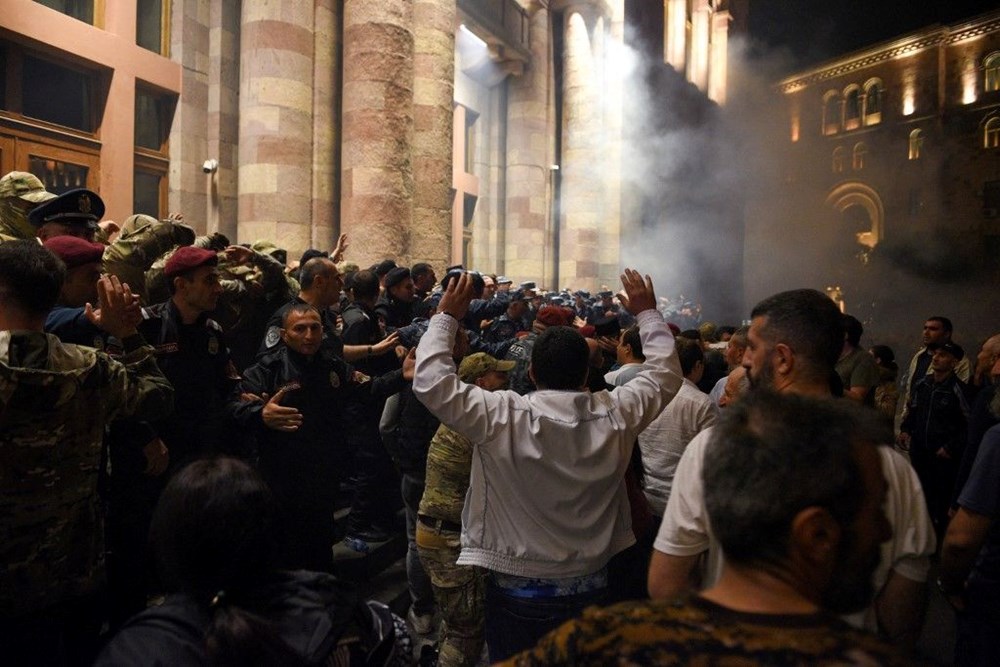Erivan'da protestolar artıyor: Hükümet binasına girmek istediler - 2