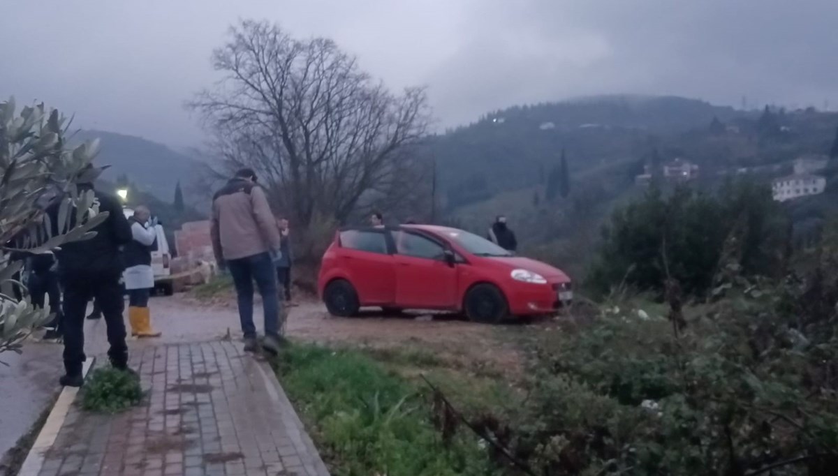 Kocaeli'de bir genç aracında silahla vurulmuş halde ölü bulundu Kocaeli'de bir genç aracında silahla vurulmuş halde ölü bulundu