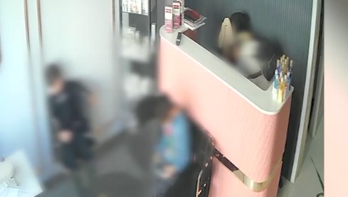 Kadın hırsız çocuklara yakalandı