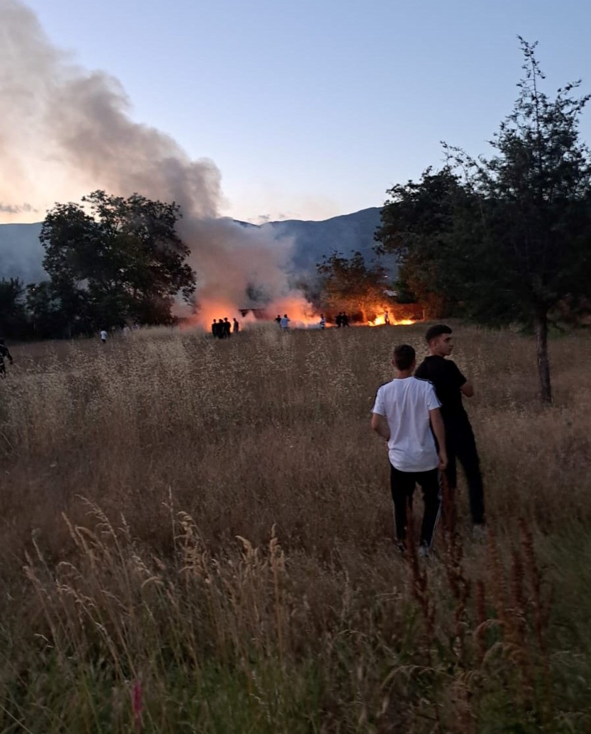 Düğünde atılan havai fişek, arazide yangın çıkardı