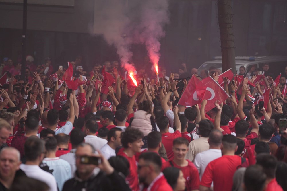 Almanya kırmızı-beyaz oldu! Dortmund'da Türk taraftarlardan şov! - 8