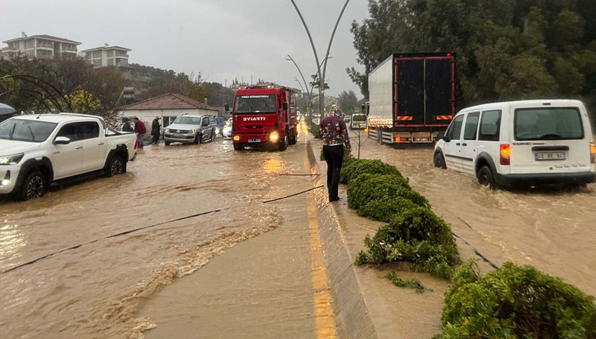 Datça'da sağanak nedeniyle dere taştı, ev ve iş yerlerini su bastı