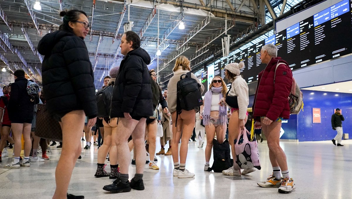 Metroya pantolonsuz bindiler: Metroya pantolonsuz bindiler:
