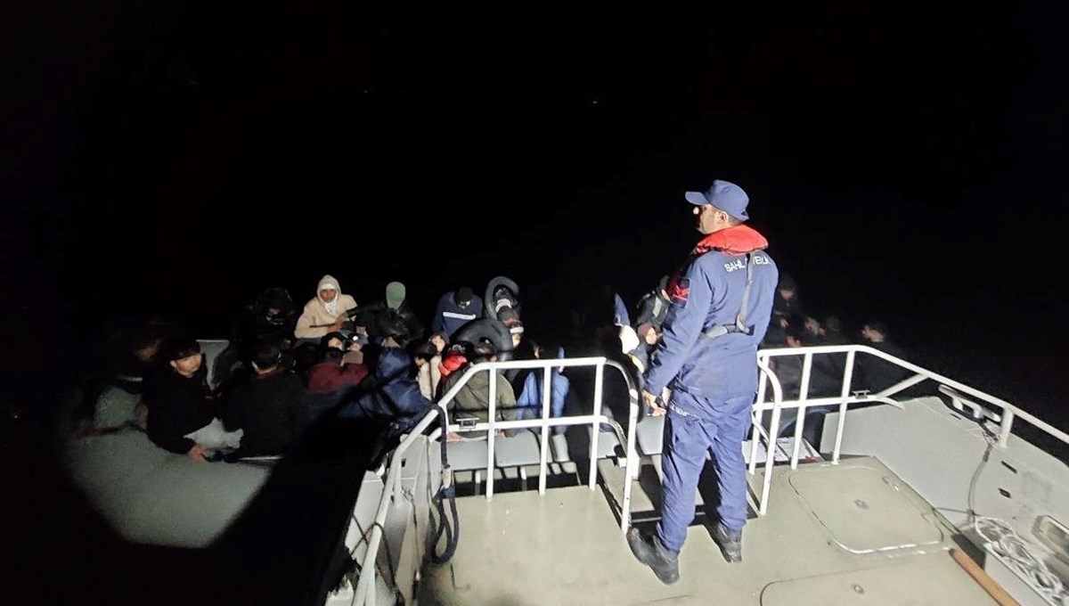Ayvalık açıklarında 60 düzensiz göçmen yakalandı Ayvalık açıklarında 60 düzensiz göçmen yakalandı