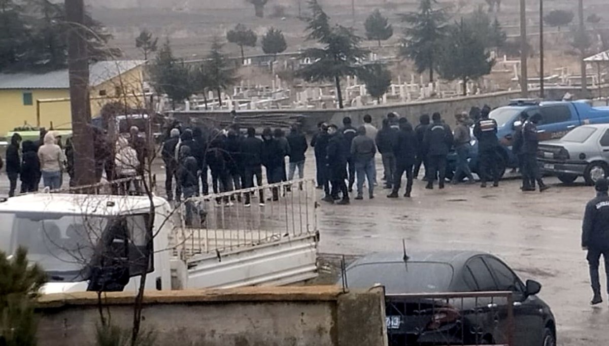 İki kadının öldüğü aileler arası silahlı kavgaya 4 tutuklama İki kadının öldüğü aileler arası silahlı kavgaya 4 tutuklama
