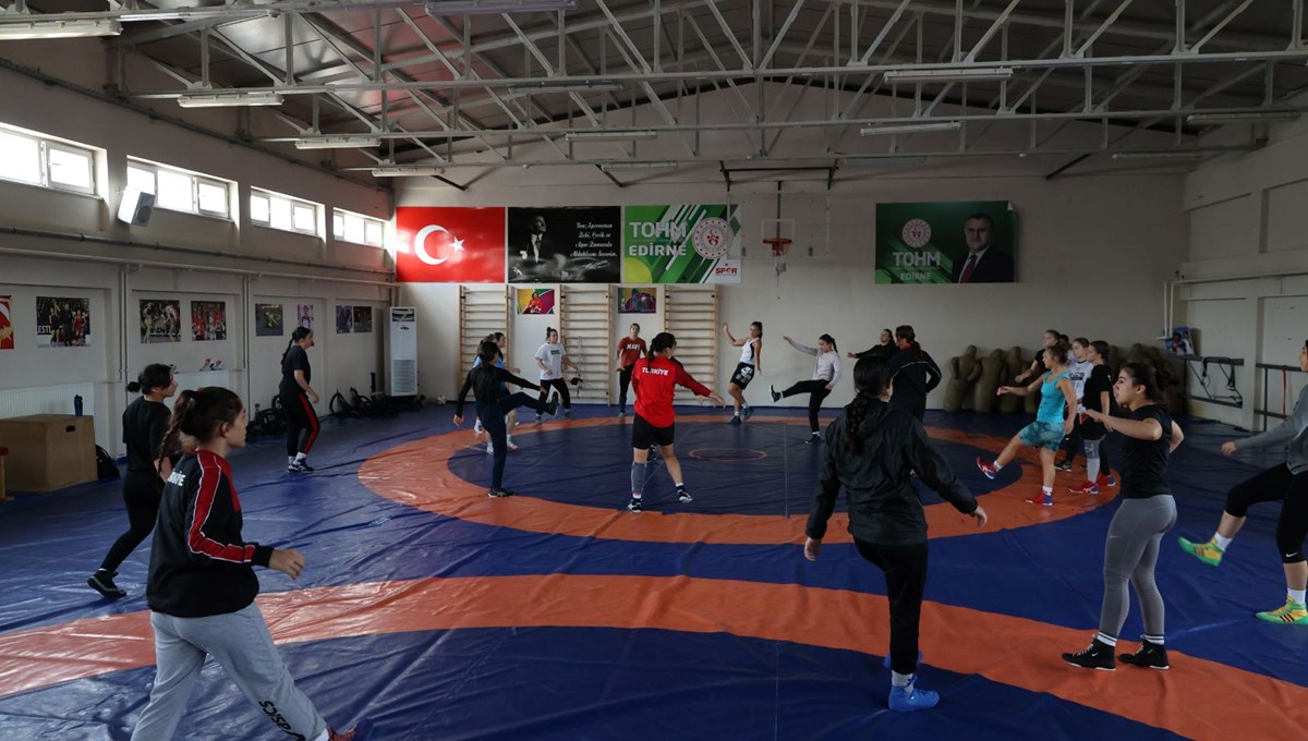 Kosavalı kadın güreşçiler Edirne’de kamp yapıyor