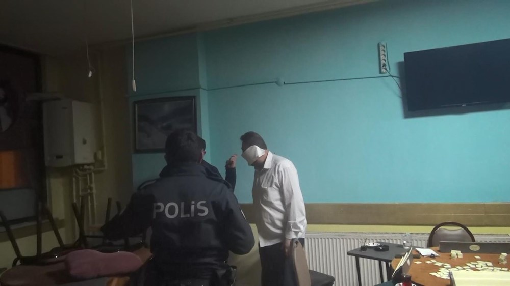 Esenyurt'ta corona baskını: Tuvalet kağıdını maske yaptı - 5
