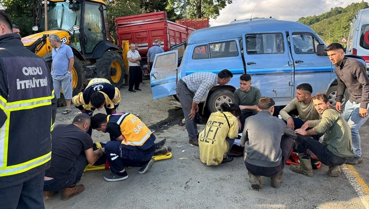 Fındık işçilerini taşıyan minibüsler çarpıştı: 15 yaralı