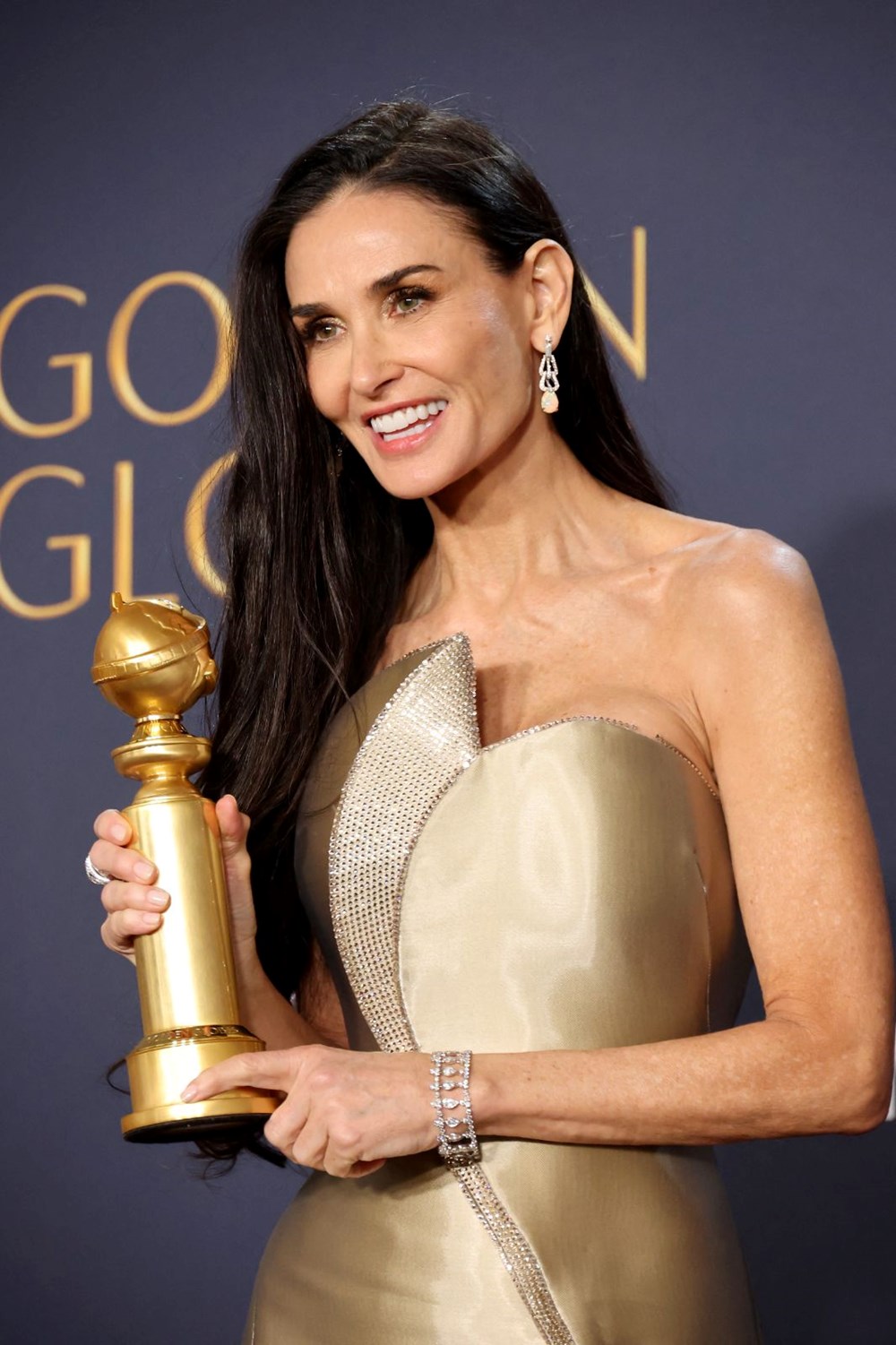 Demi Moore, 80. Altın Küre Ödülleri'nde İlk Ödülünü Kazandı