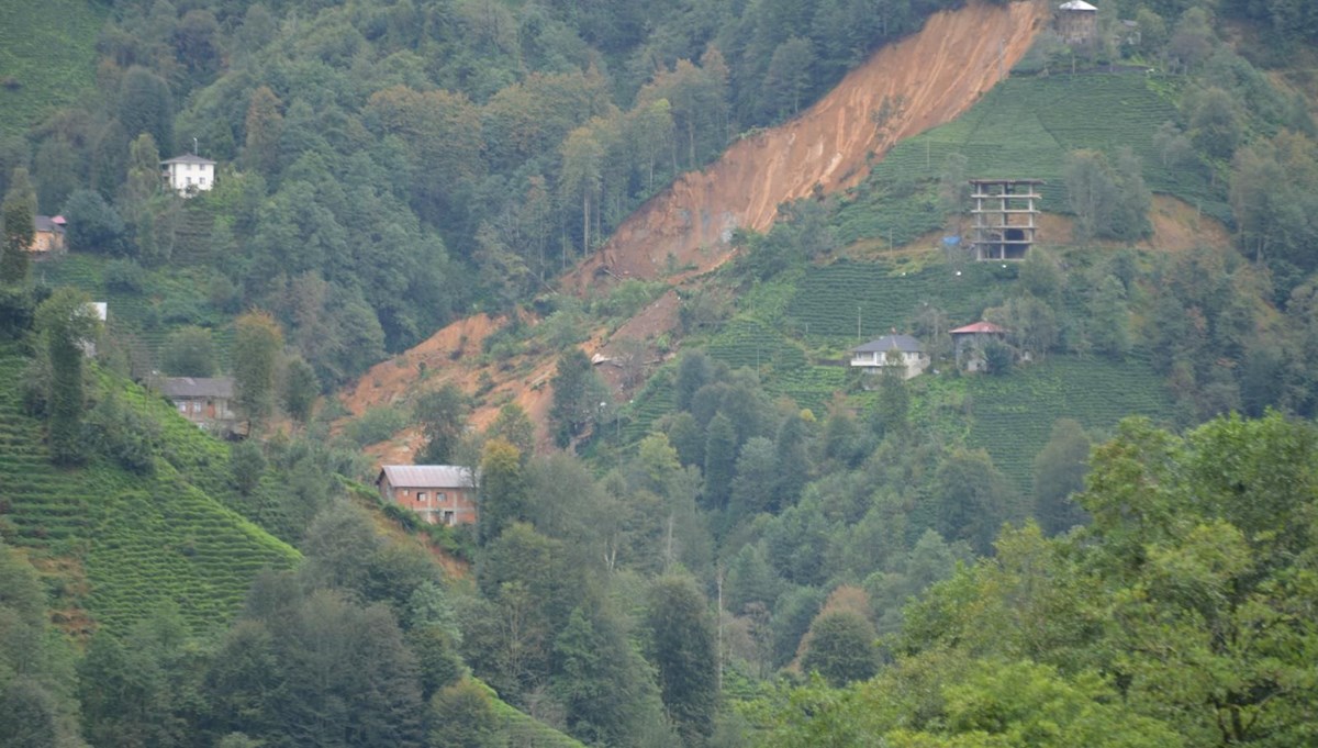 Rize'de heyelan: İki boş ev toprak altında