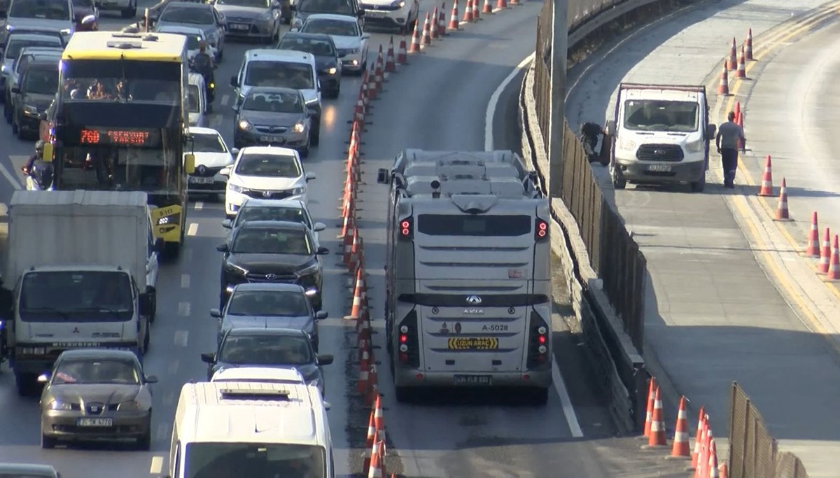Bakırköy'de Beyaz Yol kilidi: Uzun araç kuyrukları oluştu Bakırköy'de Beyaz Yol kilidi: Uzun araç kuyrukları oluştu