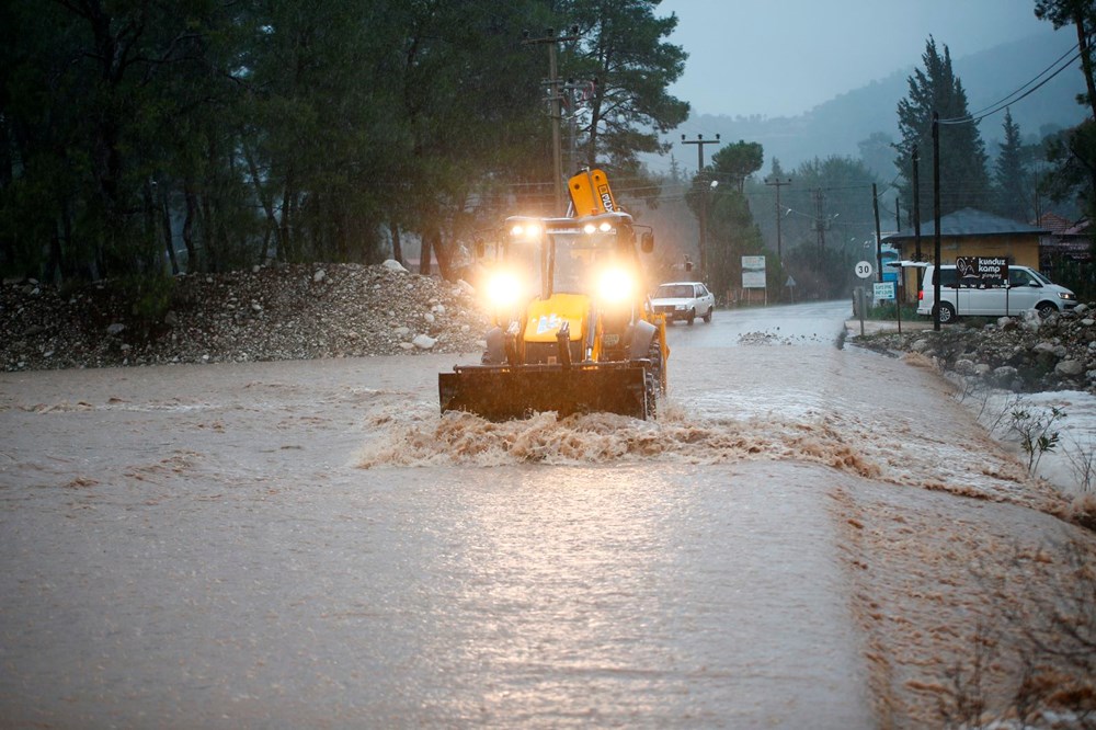 Kırmızı kodla aşırı yağış uyarısı yapılan Antalya'da sağanak etkili oluyor - 19