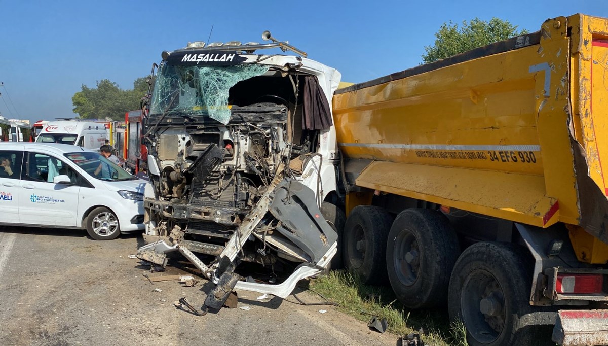 Kocaeli'nde feci kaza: İşçi servisi ile TIR kafa kafaya çarpıştı