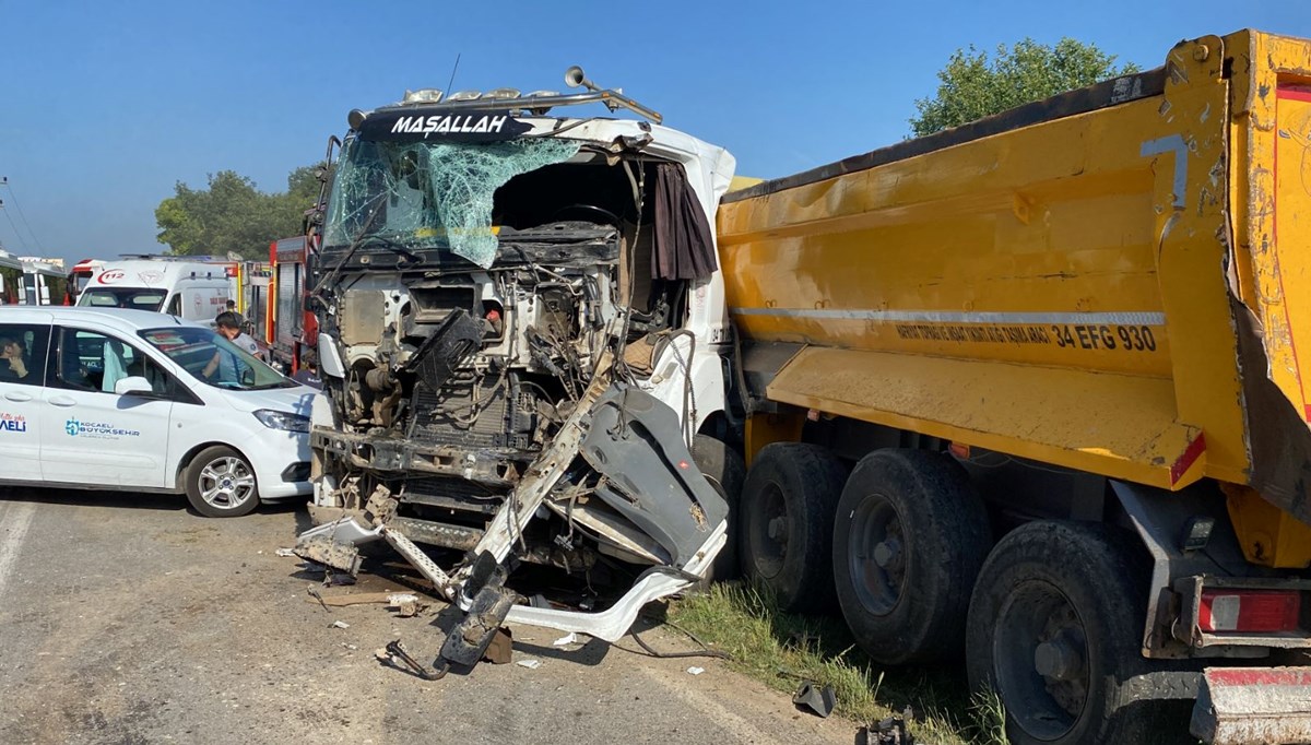 Kocaeli'nde feci kaza: İşçi servisi ile TIR kafa kafaya çarpıştı Kocaeli'nde feci kaza: İşçi servisi ile TIR kafa kafaya çarpıştı