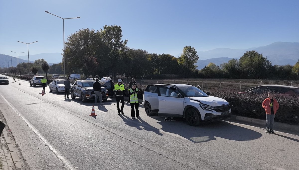 Bursa'da 3 aracın karıştığı kazada 6 kişi yaralandı Bursa'da 3 aracın karıştığı kazada 6 kişi yaralandı